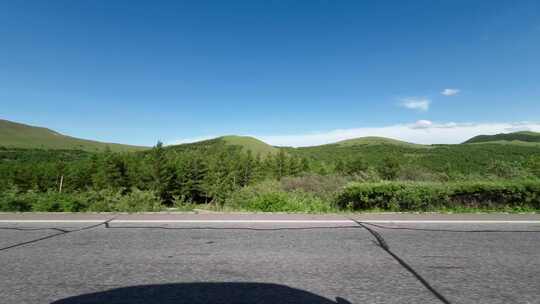 开车行驶在草原道路中  第一视角草原风景