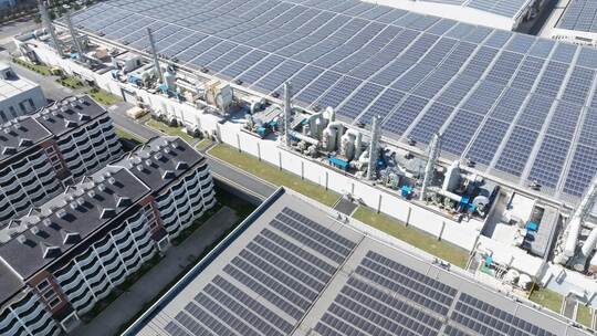 航拍现代工厂与光伏太阳能发电板
