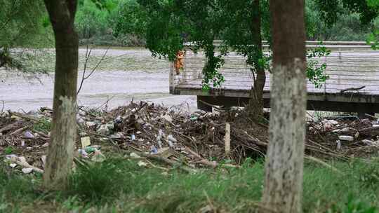 洪水退去的河岸边4K120帧升格视频