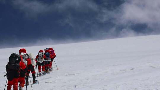 风雪中攀登慕士塔格雪山的登山者