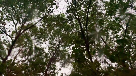 下暴雨 下雨天 雨中行人 车雨水 意境实拍