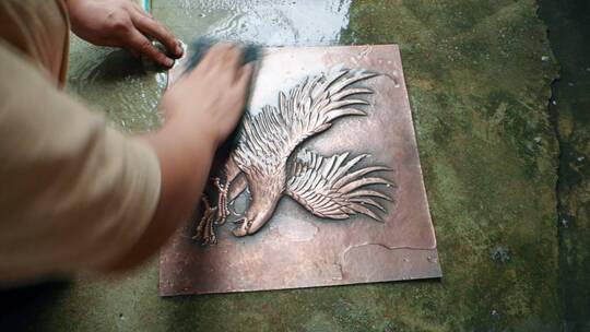 手工艺视频手工匠人锻铜雕刻水洗慢镜头