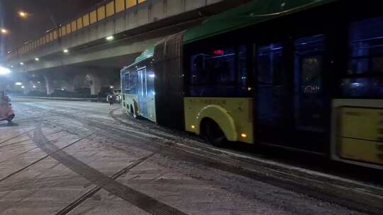 城市下雪马路汽车电动车公交车高清实拍