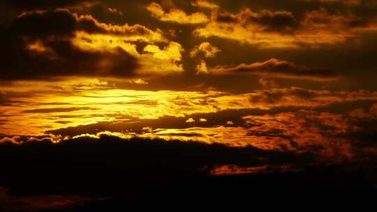 山峰日出延时早晨天空唯美乡村阳光照射大地