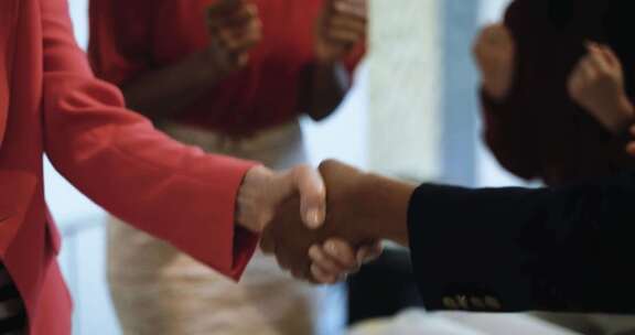 商务签约 合作握手