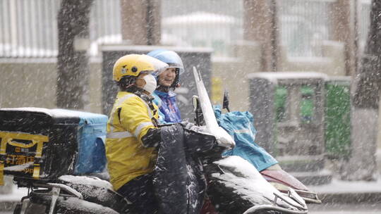 大风雪纷飞外卖小哥送餐