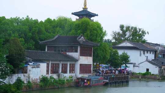 江苏苏州姑苏寒山寺江南水乡下雨季游客风景