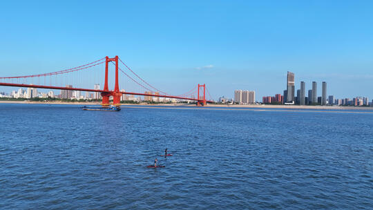航拍长江江景中航行的帆板运动健身的男人