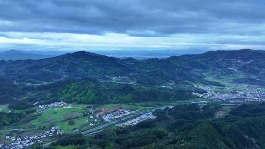 山间村落与田野的广阔自然风光