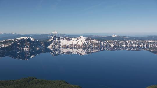 航拍火山口湖景观