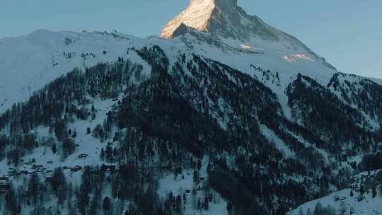 瑞士阿尔卑斯山冬季清晨的马特宏山和森林