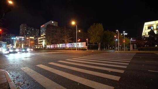 夜晚城市道路路口车流