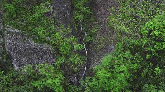 户外悬崖上的瀑布溪流禅意空镜头
