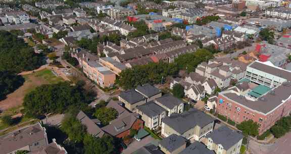 赖斯村地区休斯顿市中心附近富裕家庭的鸟瞰图