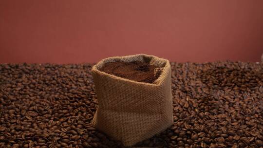 装满咖啡粉的袋子里拿咖啡粉