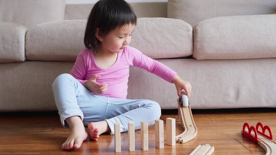 小孩自己在家里玩耍搭积木