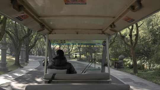 乘坐游览车在新昌大佛寺风景区