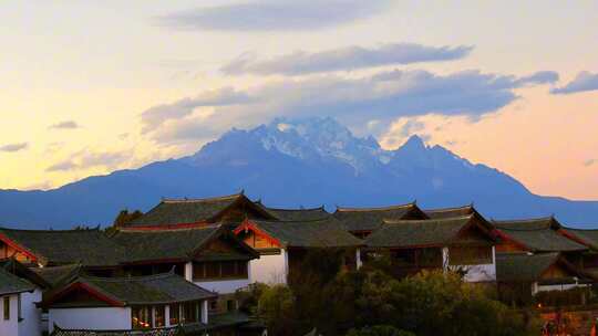 航拍延时云南丽江古城大研古城夜景玉龙雪山