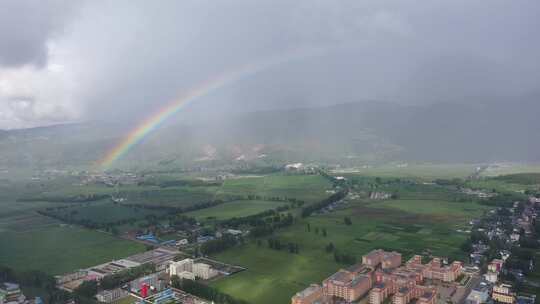 彝族新村现祥瑞，雨后彩虹。