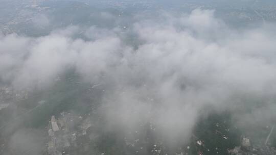 高空厚厚的云层