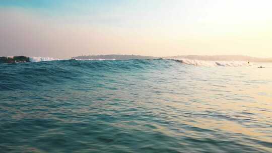 海浪或海浪破碎和碰撞特写，低角度视角，慢