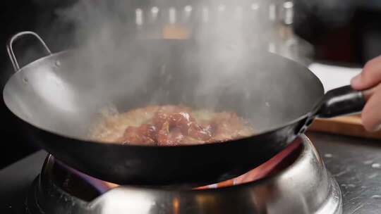 锅中烹饪肉类的素材