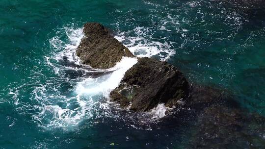 海浪冲击岩石的慢动作镜头视频素材模板下载