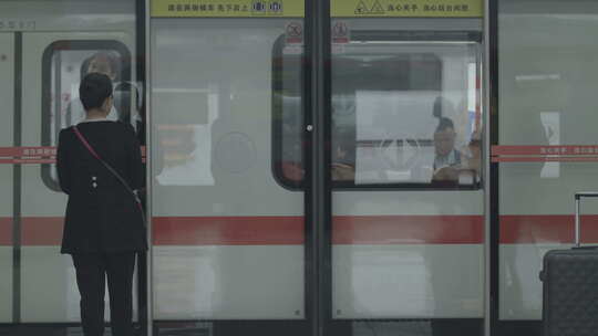 地拍武汉地铁站乘客上车