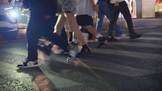 城市路口斑马线人群脚步视频素材模板下载
