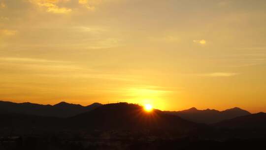 山峰日出实拍日落夕阳黄昏山脉风景太阳下山