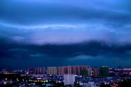 乌云笼罩下的城市夜景