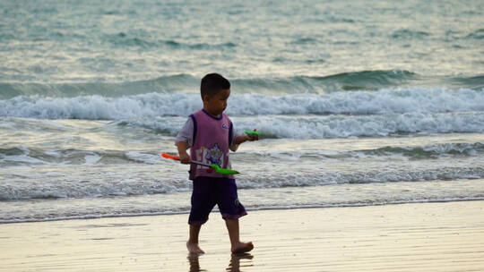 海边玩耍的小孩