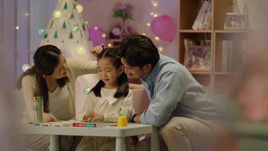 温馨的一家三口、父母女儿幸福地生活视频素材模板下载