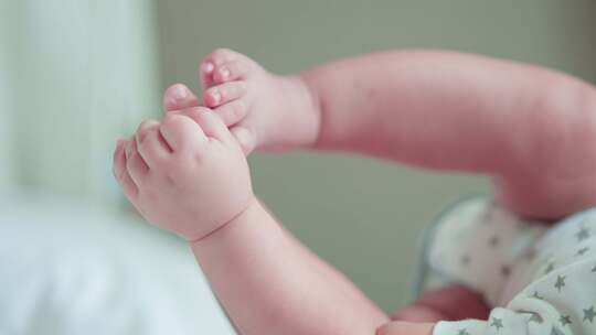 婴新生婴儿的手脚视频素材模板下载