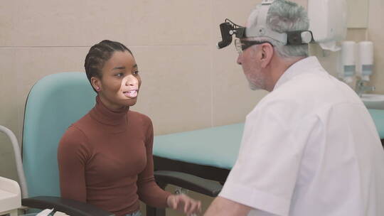 牙医检查患者的牙齿视频素材模板下载