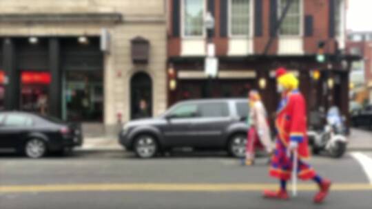 走在街道上的小丑
