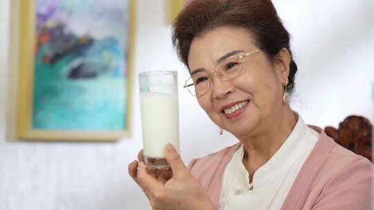 中老年人高兴喝奶喝牛奶冲奶粉超值10余组