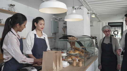 企业家和团队在面包店和咖啡店工作。