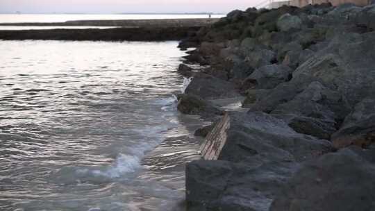 海浪撞击岩石海岸的视频