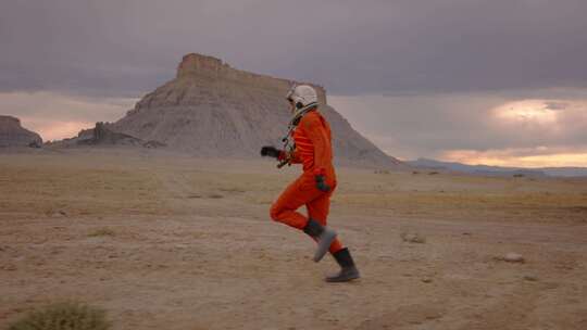 宇航员，沙漠，跑步，橙色工作服