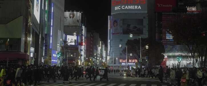 在城市里过马路的人