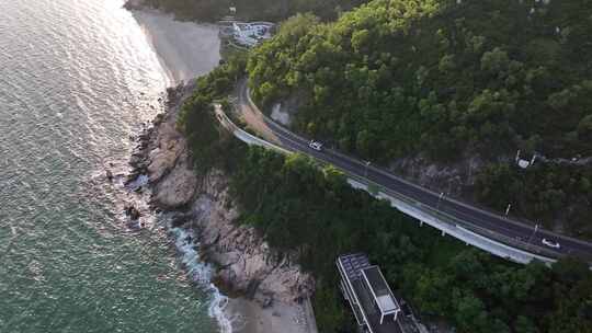 行驶在沿海公路的房车