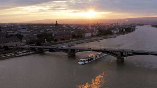 日落时分美因茨的莱茵河船