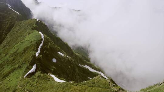 浓雾从山谷中蔓延的航拍镜头视频素材模板下载