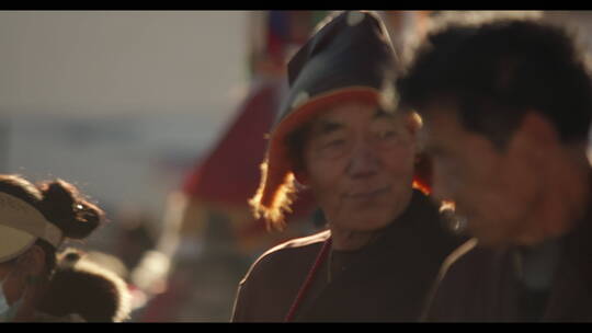 西藏拉萨冬日早晨八廓街大昭寺藏族朝拜人群