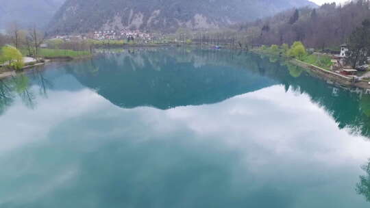 航拍高山湖泊风景高清在线视频素材下载