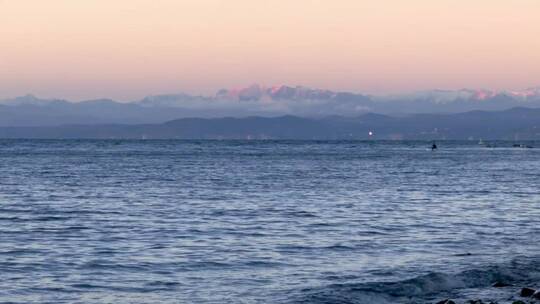 日落时的海面山脉