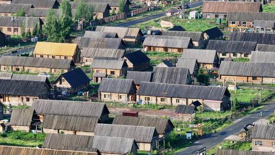 航拍夏季的新疆禾木村小木屋