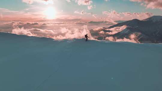 登顶雪山的人