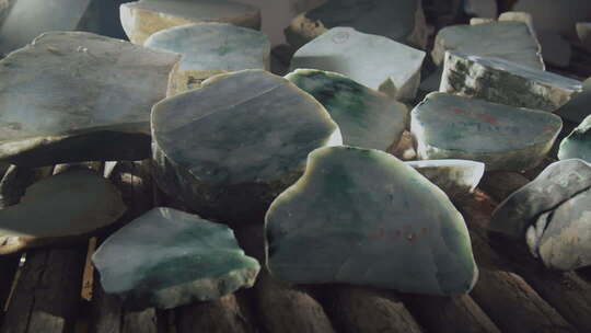 玉器商店里展示的玉石翡翠原石